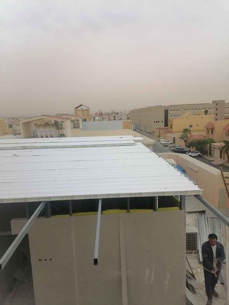 تركيب ألواح ساندوتش بانل لأسطح المستودعات.