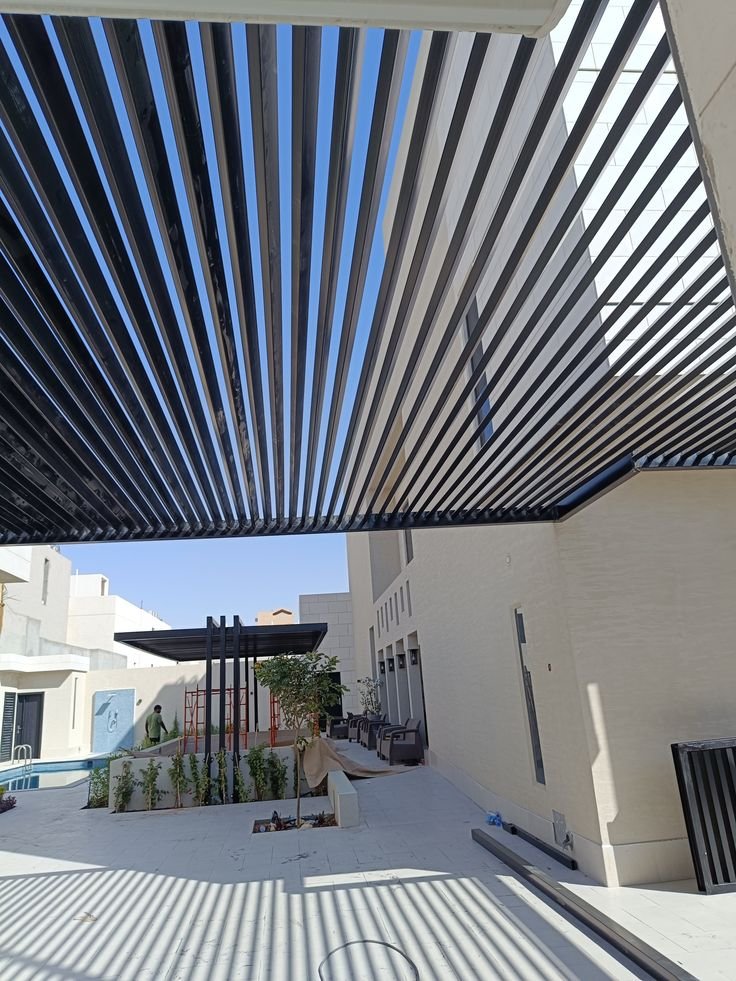 مظلات كاسرات الشمس بتصاميم هندسية أنيقة