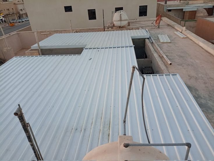 أسقف ساندوتش بانل للمباني التجارية في الرياض.